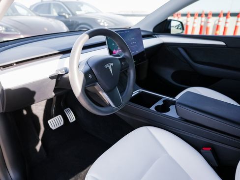 Used 2023 Tesla Model Y Performance image 4