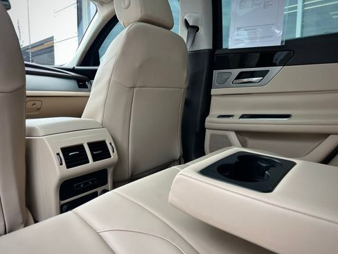 Used 2016 Jaguar XF Premium image 19