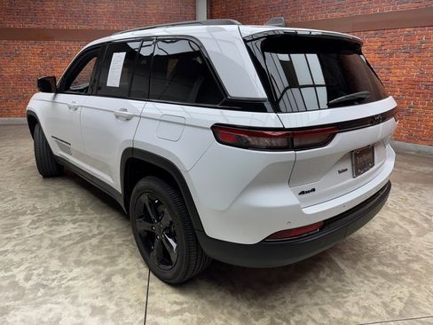 Used 2023 Jeep Grand Cherokee Altitude image 3