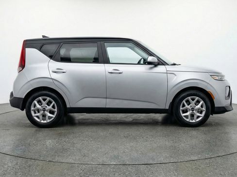 Used 2025 Kia Soul LX w/ LX Technology Package FWD image 11