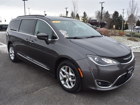 Used 2017 Chrysler Pacifica Touring-L w/ Tire & Wheel Group image 10