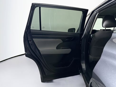 Used 2023 Toyota Highlander LE image 26