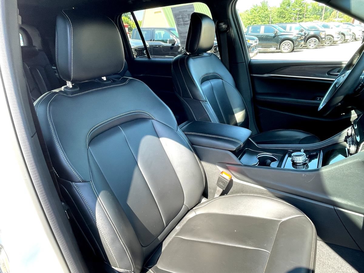 Used 2024 Jeep Grand Cherokee L Limited w/ Black Appearance Package AWD/4WD image 10