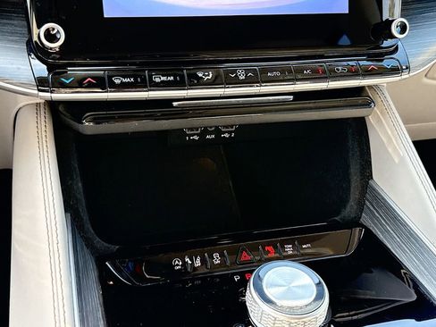 Used 2024 Jeep Wagoneer Series II w/ Flexible Seating Group image 17