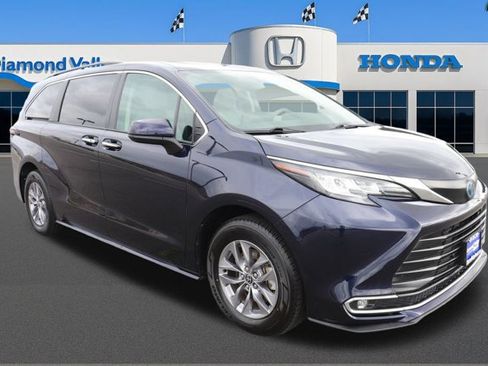 Used 2023 Toyota Sienna XLE image 1