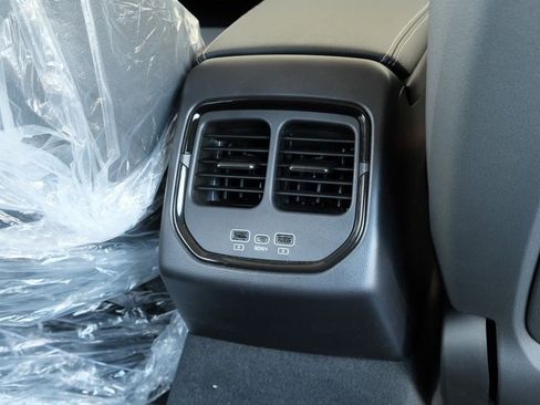 New 2025 VinFast VF 8 Eco AWD/4WD image 21