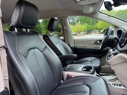 Used 2023 Chrysler Pacifica Touring-L FWD image 23