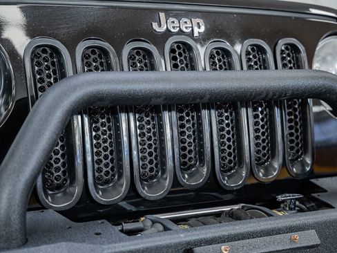 Used 2014 Jeep Wrangler Unlimited Rubicon w/ Connectivity Group image 10