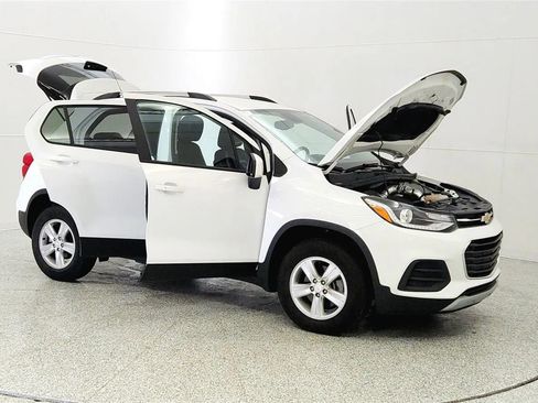 Used 2021 Chevrolet Trax LT w/ LT Convenience Package image 9
