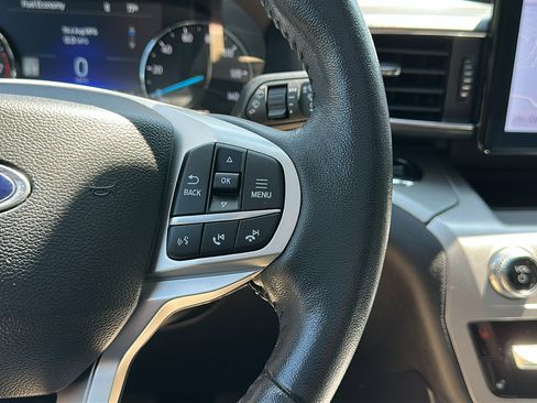 Used 2022 Ford Explorer XLT w/ Equipment Group 202A AWD/4WD image 18