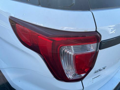 Used 2017 Ford Explorer XLT w/ Equipment Group 202A AWD/4WD image 18