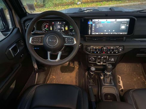 Used 2024 Jeep Wrangler Unlimited Sahara w/ Technology Group image 12