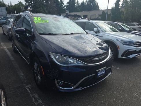 Used 2020 Chrysler Pacifica Touring-L Plus FWD image 7