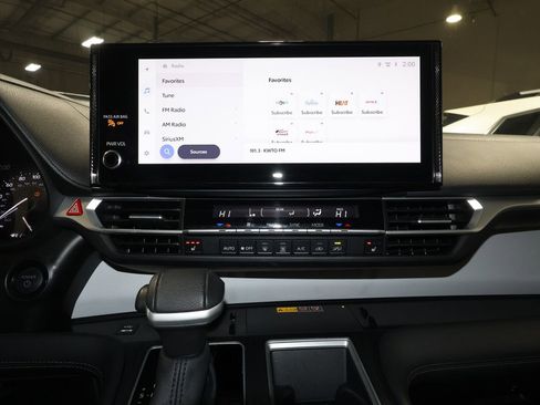 Used 2025 Toyota Sienna XLE image 16