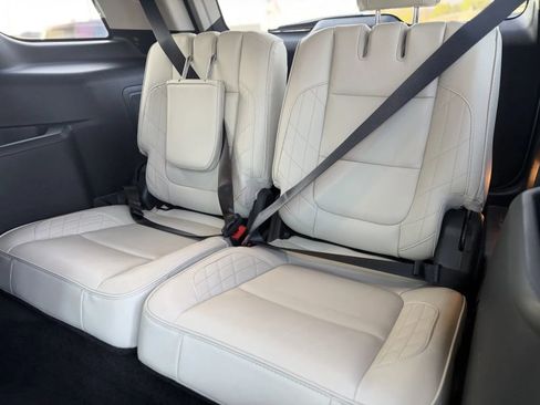 Used 2018 Ford Explorer Platinum image 17