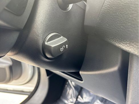 Used 2018 Jaguar F-PACE Premium image 22