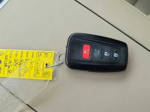 Used 2021 Toyota Highlander XLE AWD/4WD image 29