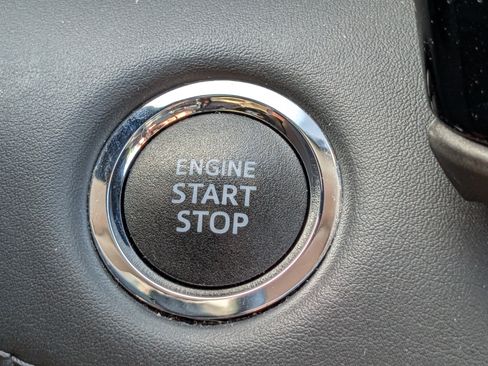 Used 2022 Toyota Highlander XLE AWD/4WD image 29