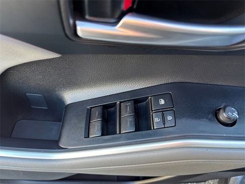 Used 2025 Toyota Highlander XLE image 17