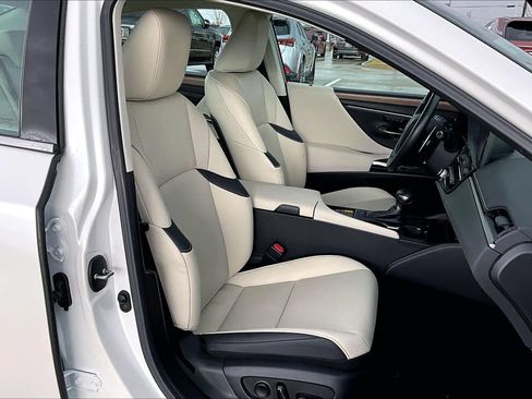 Certified 2025 Lexus ES 350 w/ Premium Package image 9