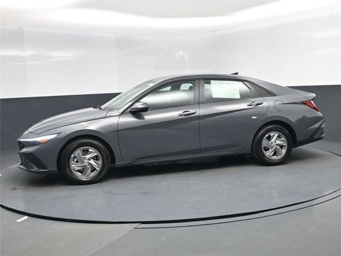 New 2026 Hyundai Elantra SE image 3