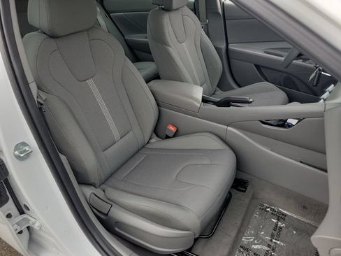 Used 2025 Hyundai Elantra SE FWD image 19