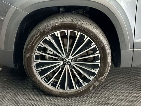 Certified 2025 Volkswagen Taos SE FWD image 11