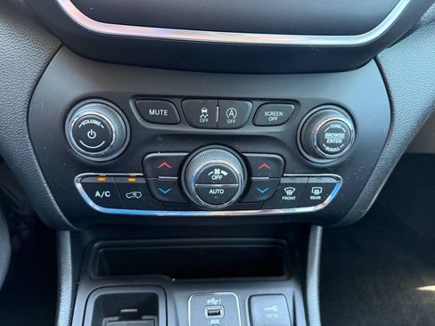 Used 2022 Jeep Cherokee Latitude Lux w/ Sun & Sound Group FWD image 22