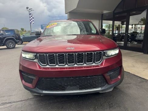 Used 2023 Jeep Grand Cherokee Laredo image 3