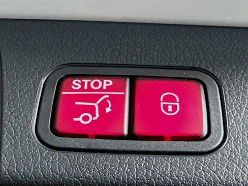 Used 2022 Mercedes-Benz GLB 250 image 32