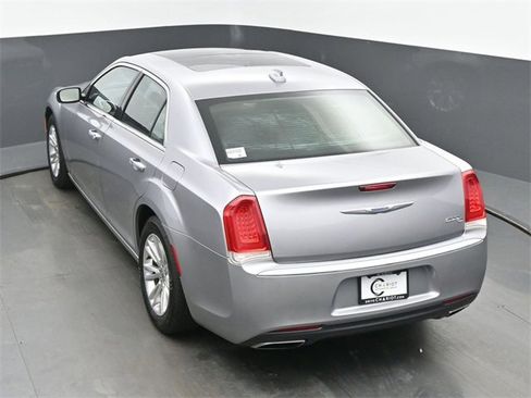 Used 2017 Chrysler 300 C image 41