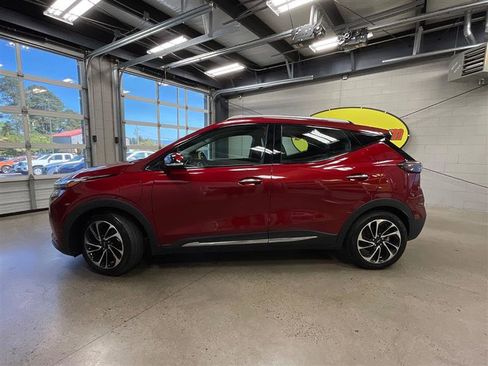Used 2022 Chevrolet Bolt EUV Premier w/ Sun & Sound Package FWD image 2