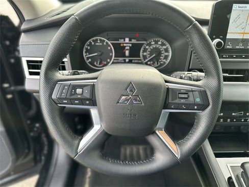 Used 2023 Mitsubishi Outlander SE image 15