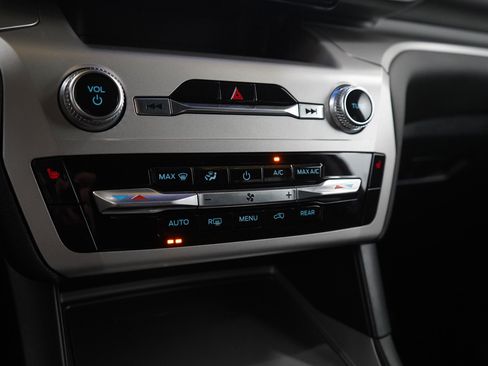 Used 2022 Ford Explorer XLT image 26