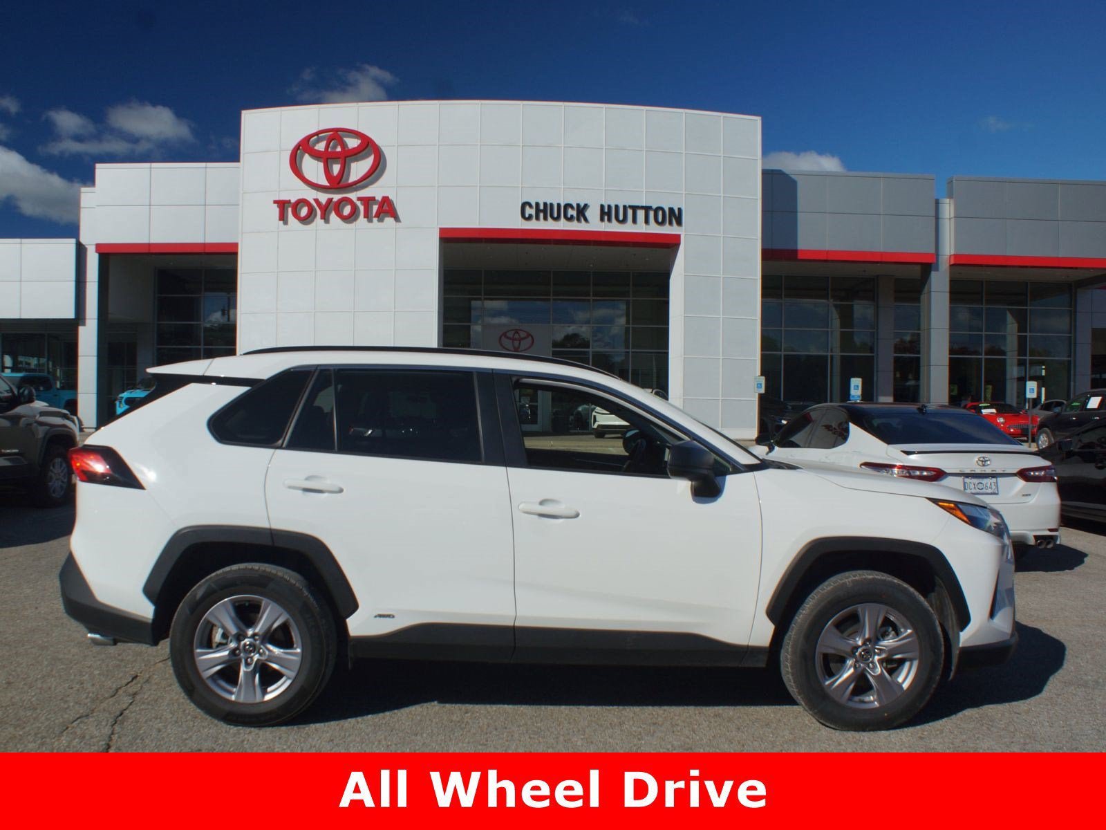 Used 2025 Toyota RAV4 LE AWD/4WD image 1