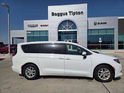 Used 2023 Chrysler Voyager LX FWD image 2