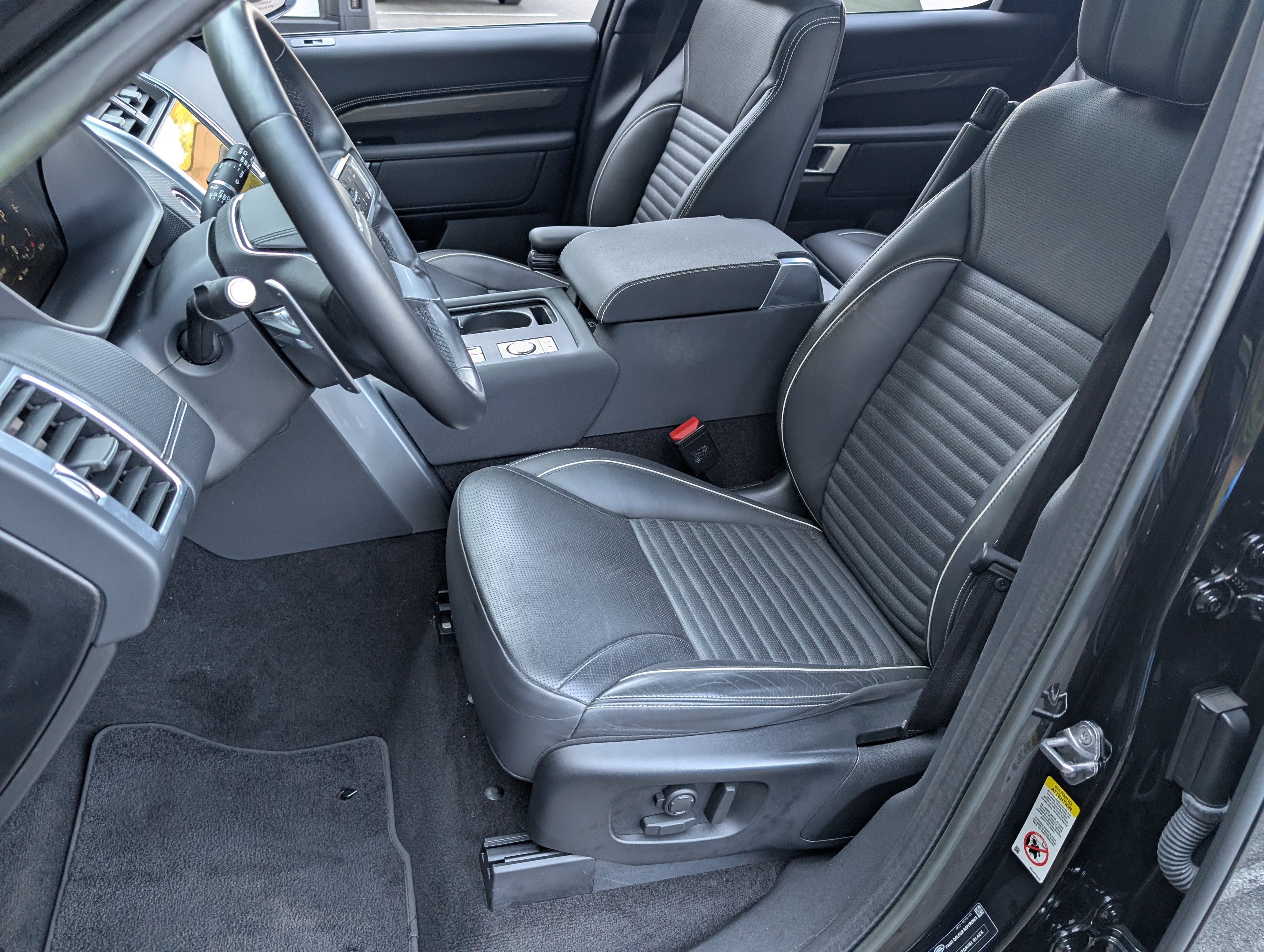 Used 2023 Land Rover Discovery Metropolitan Edition AWD/4WD image 17