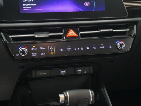 Used 2023 Kia Niro EX image 23