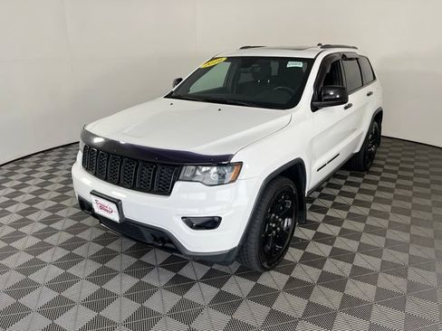 Used 2019 Jeep Grand Cherokee Laredo AWD/4WD image 3