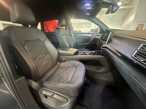 Used 2025 Volkswagen Atlas Cross Sport SE image 36