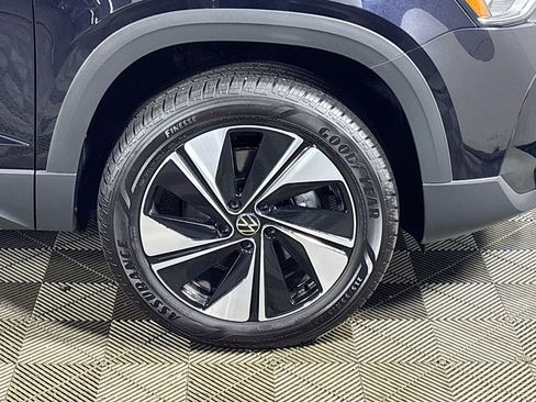 Certified 2025 Volkswagen Taos SE image 23