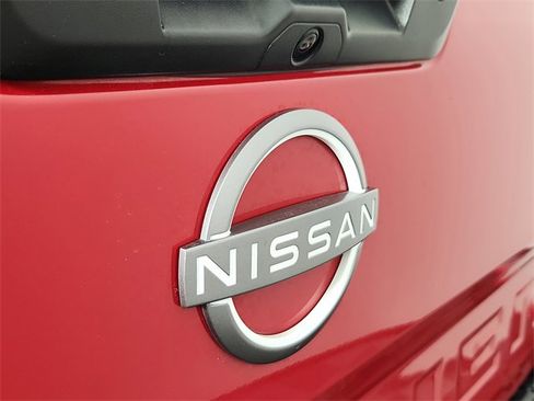 Used 2024 Nissan Frontier SV image 8