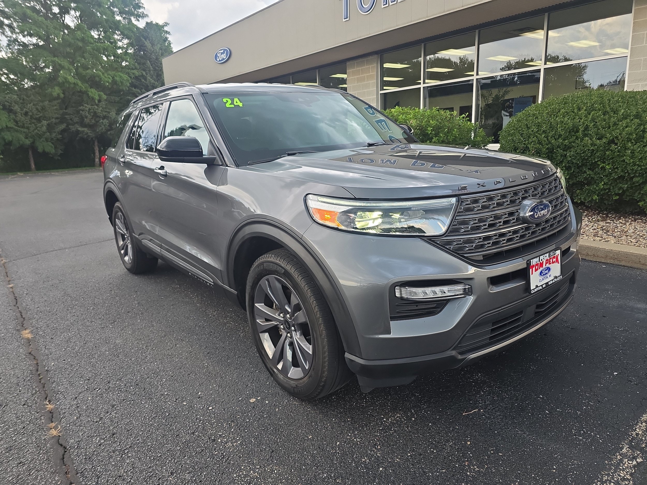 Used 2024 Ford Explorer XLT w/ Equipment Group 202A AWD/4WD image 1