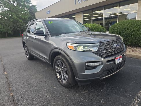Used 2024 Ford Explorer XLT w/ Equipment Group 202A AWD/4WD image 1