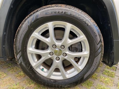 Used 2016 Jeep Cherokee Latitude FWD image 9