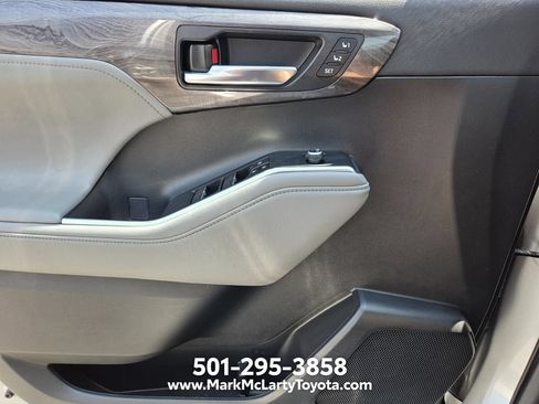 Used 2023 Toyota Highlander Limited FWD image 28