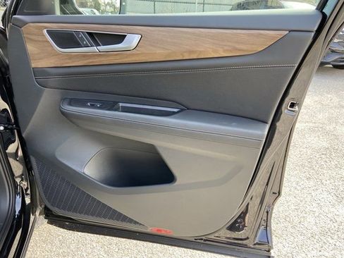 Used 2025 Volkswagen Atlas SE image 28