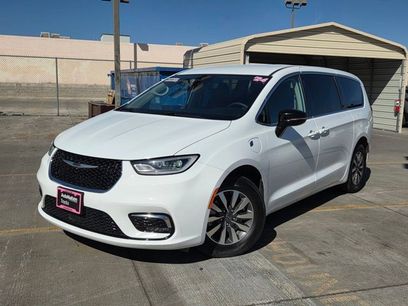 Used 2024 Chrysler Pacifica Select