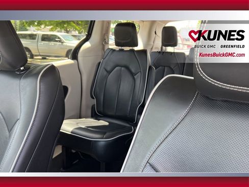 Used 2023 Chrysler Pacifica Limited FWD image 17