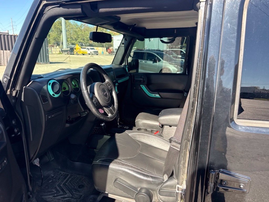Used 2015 Jeep Wrangler Unlimited Rubicon w/ Connectivity Group AWD/4WD image 8